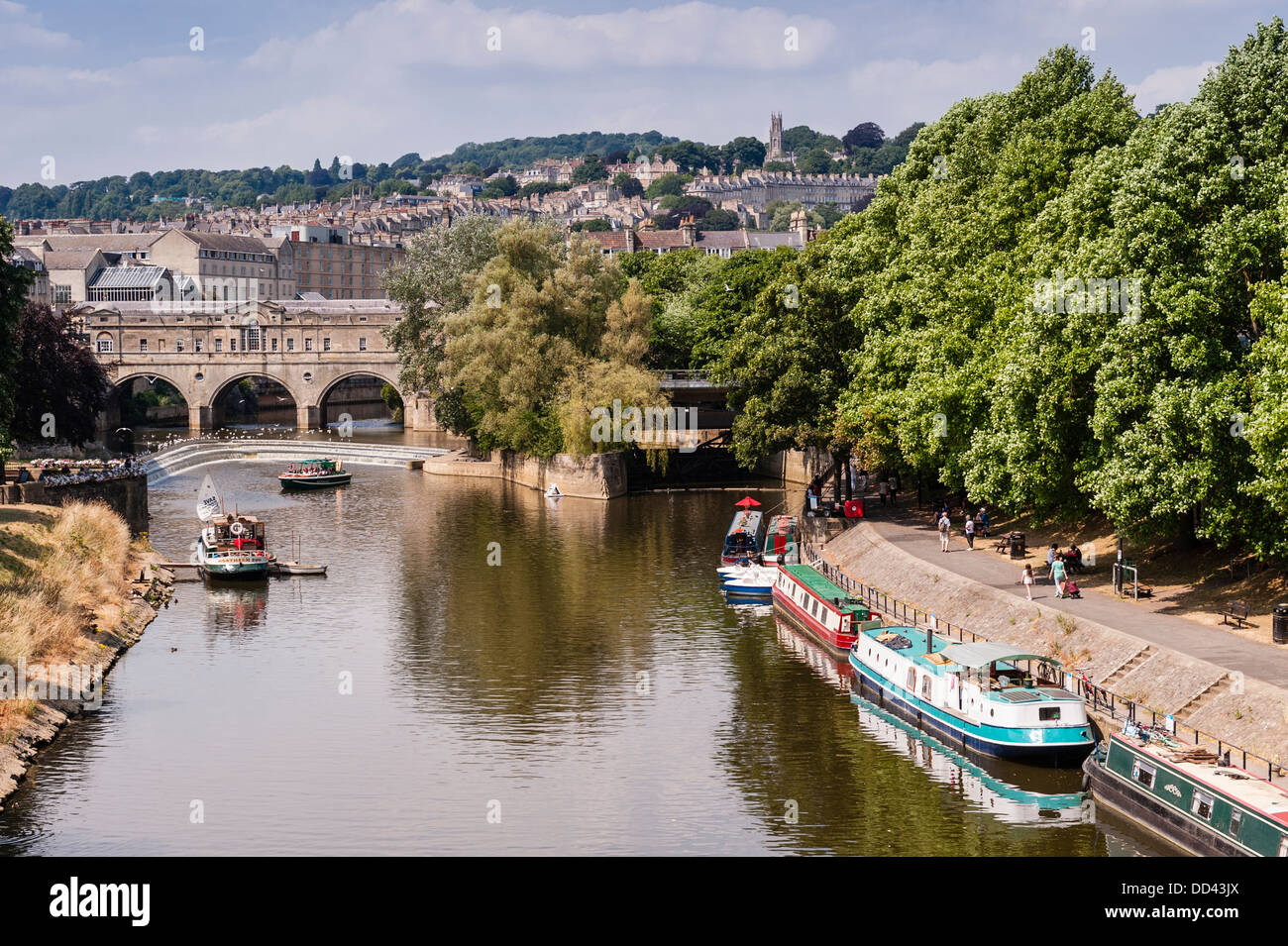 Ein Blick auf die Pulteney-Brücke über den Fluss Avon in Bath, Somerset, England, Großbritannien, Großbritannien Stockfoto