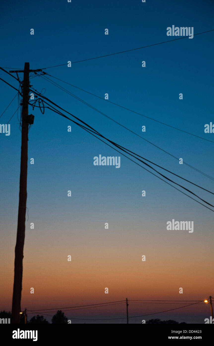 Abendlicht am Himmel mit Elektrizität Mast Stockfoto