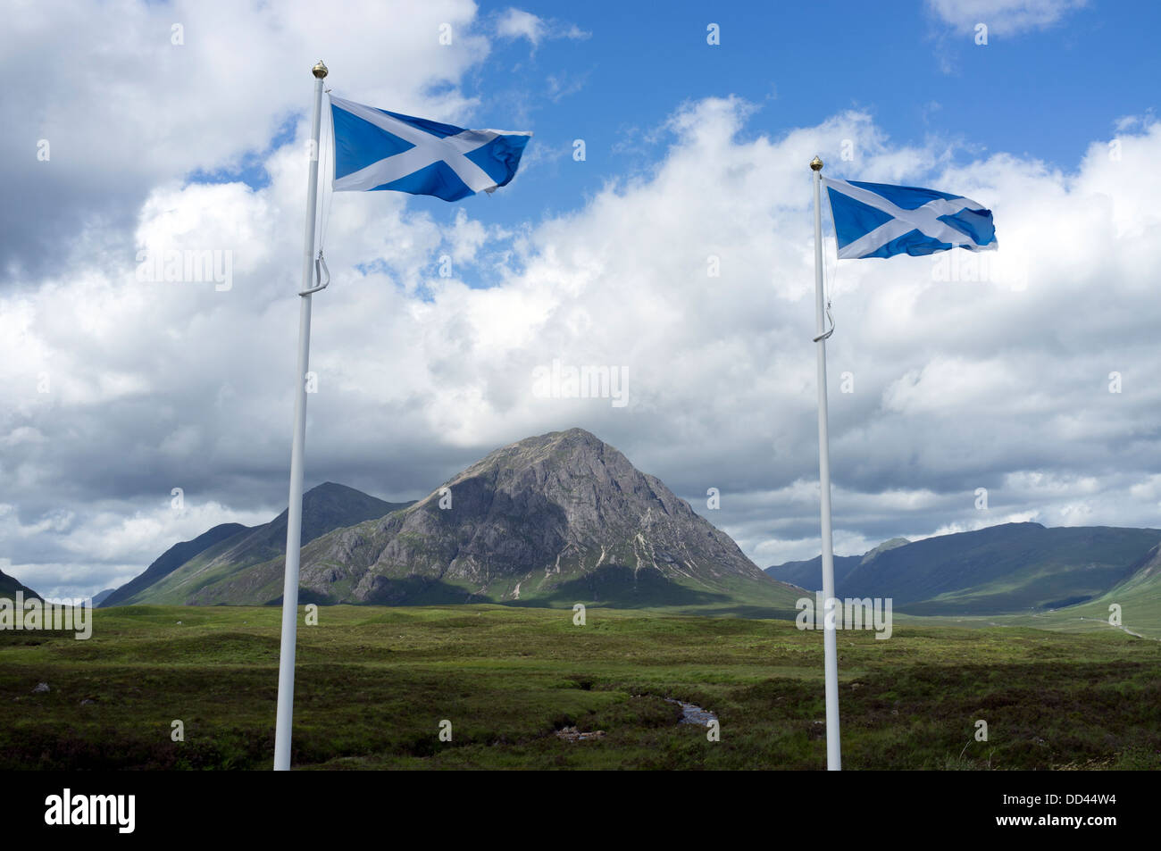Schottische Fahnen am Eingang zu den Glencoe-Ski-Zentrum mit Buchaille Etive im Hintergrund Scotland UK Stockfoto