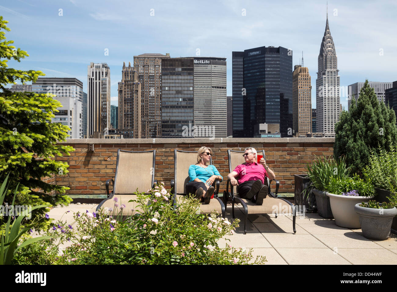 Attraktive Reife paar entspannende auf Dachterrasse, NYC Stockfoto