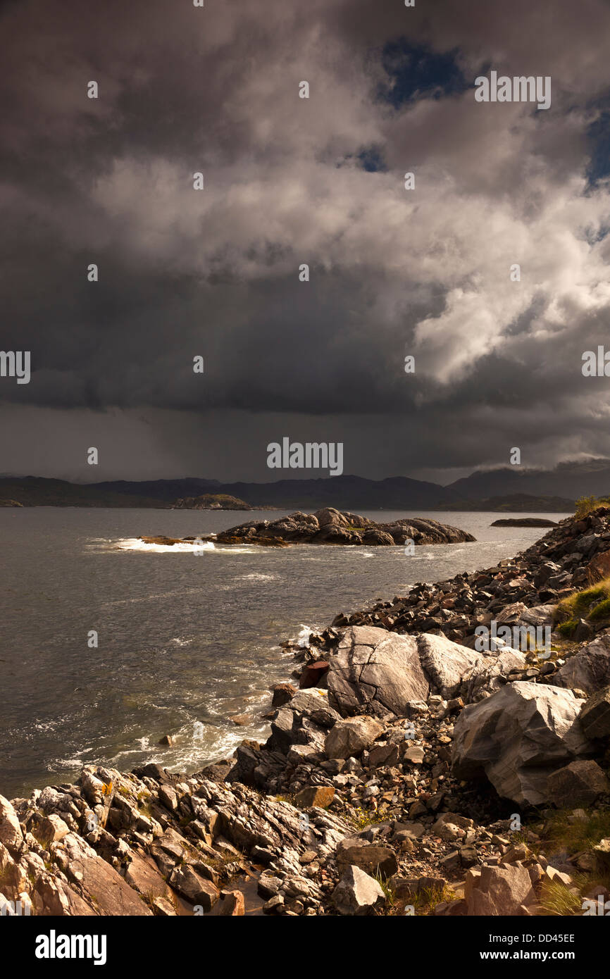 Dunkle Wolken über dem Wasser entlang der Küste; Highlands, Schottland Stockfoto