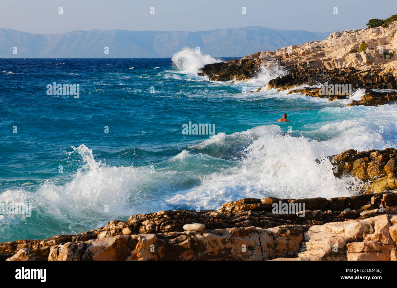 Meer-Landschaft auf Insel Proizd in der Nähe von Korcula.Waves Splash zum Felsenstrand. Stockfoto