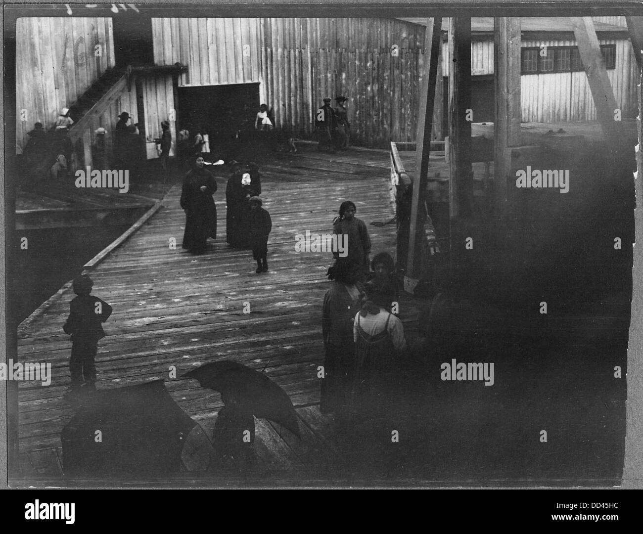 Ein historisches Foto, das die Ureinwohner an der Metlakahtla Wharf in Alaska zeigt und einen wichtigen kulturellen Moment an der Küste Alaskas feststellt. Stockfoto
