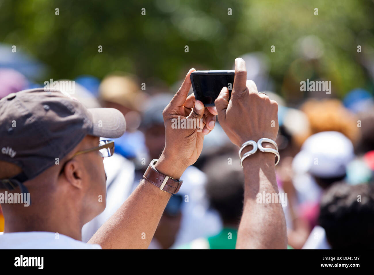 Afrikanisch-amerikanischer Mann eine Aufnahme mit Handy Stockfoto