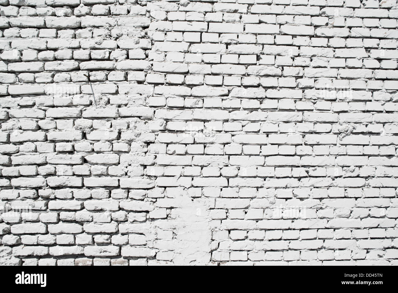 Alte weiße Mauer im städtischen Hintergrund Stockfoto