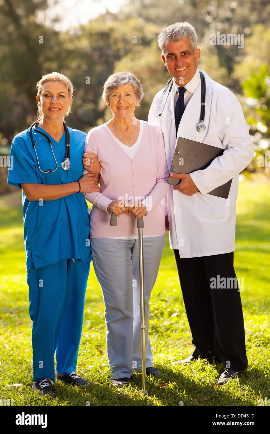 Pflege, medizinisches Personal und ältere Patienten im freien Stockfoto