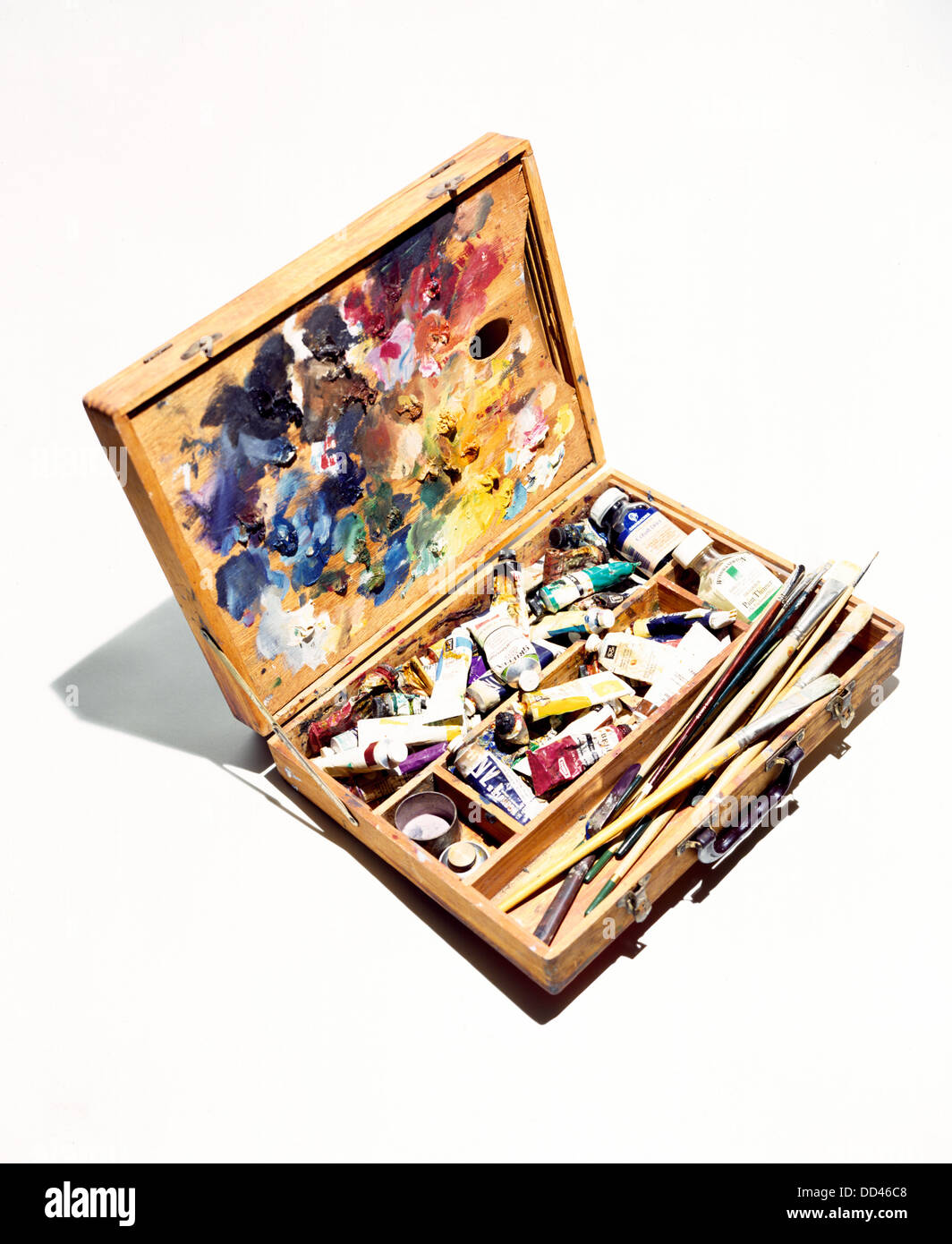 Eine geöffnete hölzerne Maler Box mit Pinsel und Farben. Weißem Hintergrund Stockfoto