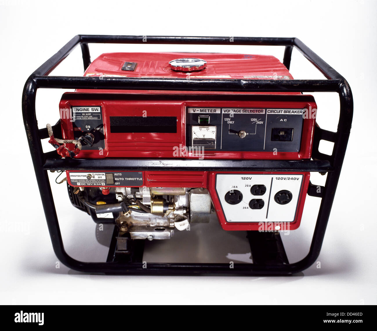 Eine rote tragbaren gasbetriebenen elektrischen Generator auf einem weißen Hintergrund. Stockfoto