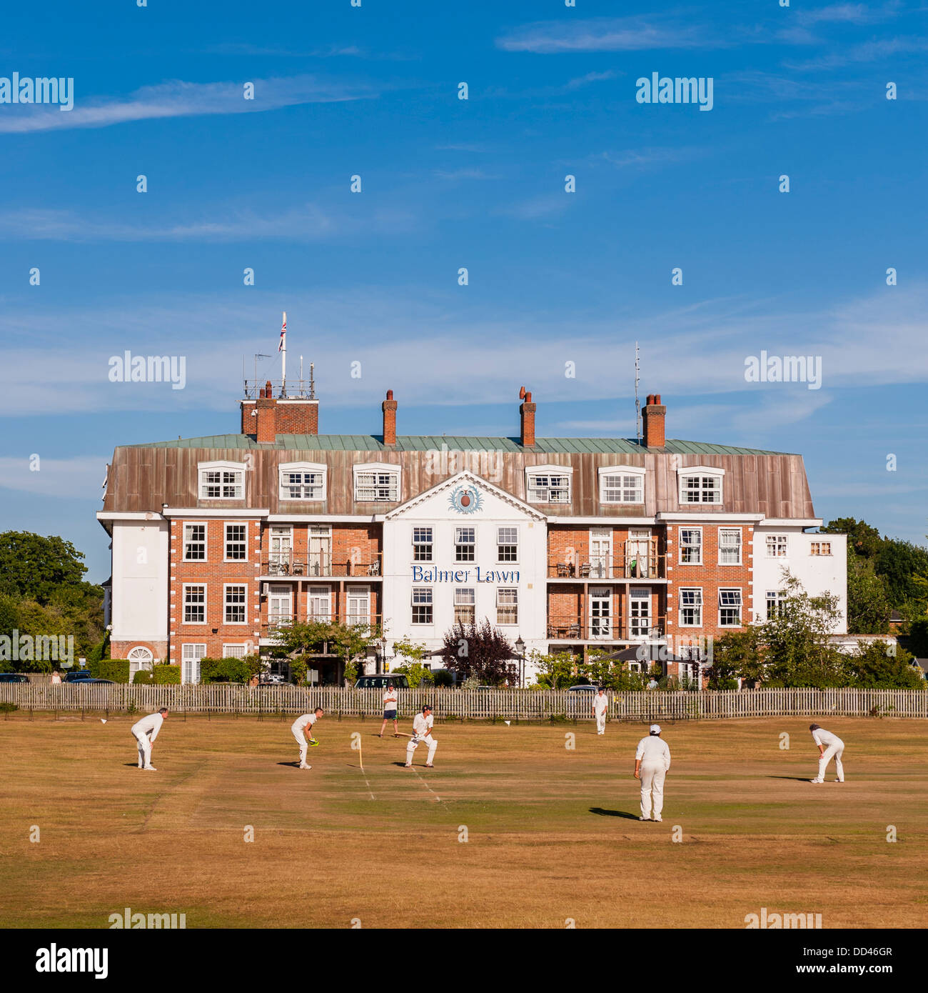 Ein Cricket-Match findet außerhalb der Balmer Rasen Hotel in Brockenhurst, Hampshire, England, Großbritannien, Uk Stockfoto