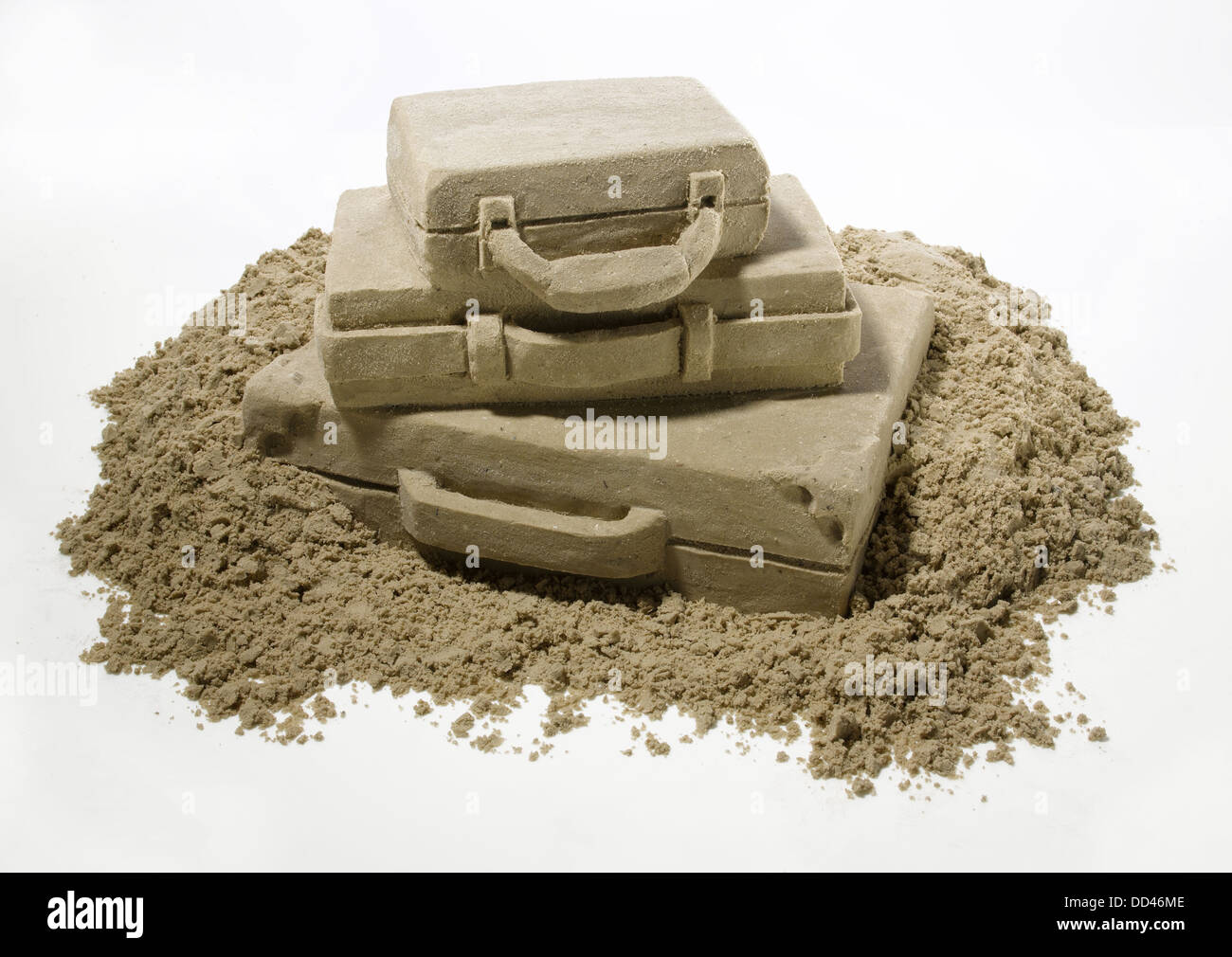 Ein Stapel von Gepäck erstellt aus einem losen Haufen von Tan Strandsand. Stockfoto