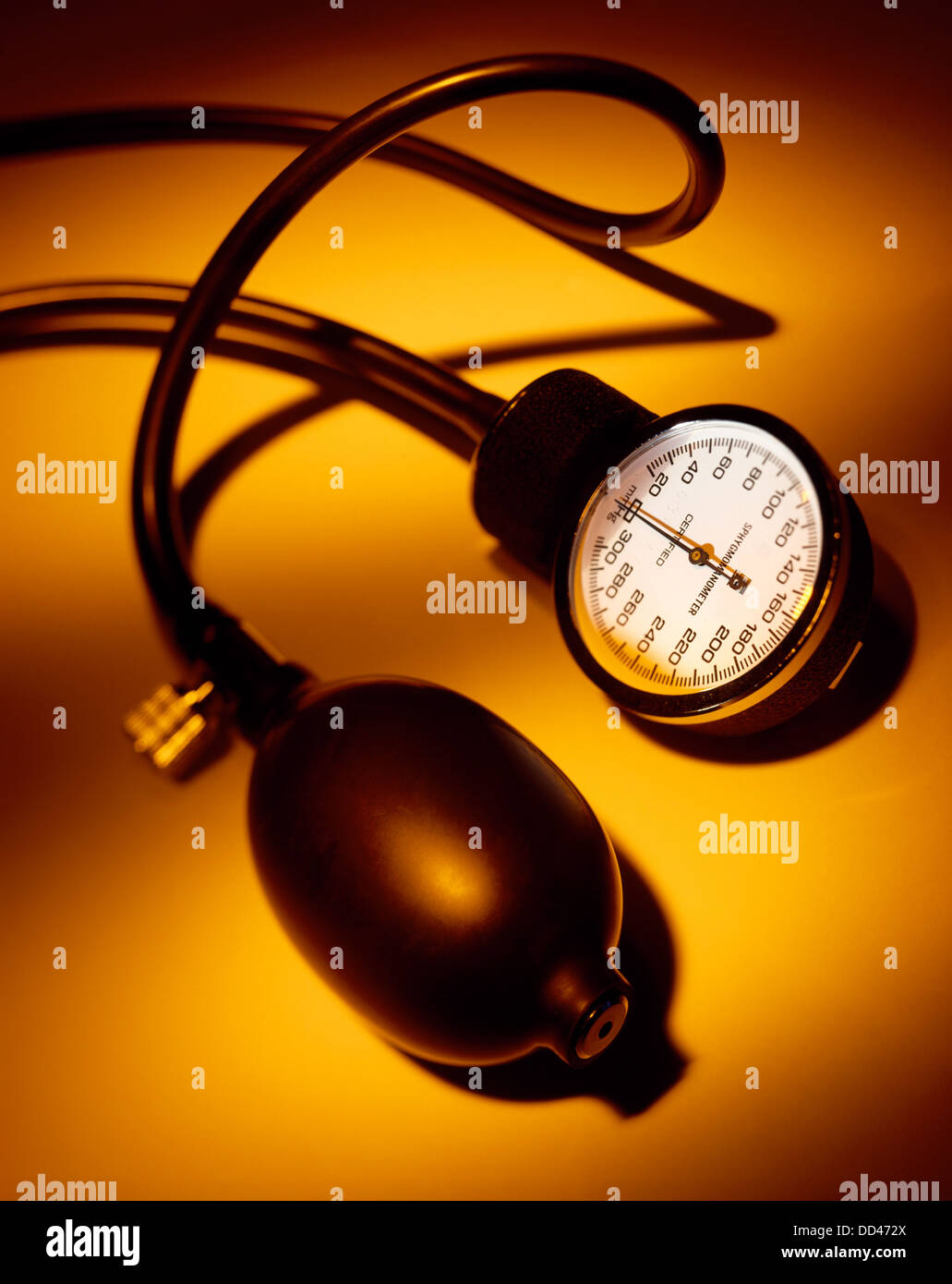 Ein Blutdruck-Messgerät auf einem orangefarbenen Hintergrund Stockfoto