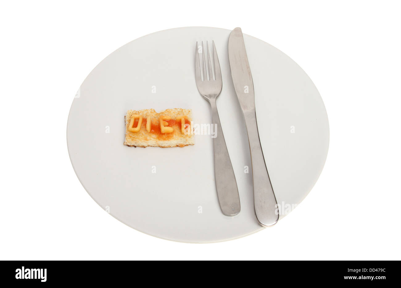 Diät-Konzept, Dinkel Ernährung mit Alphabet Pasta auf Toast mit Messer und Gabel auf einem Teller Stockfoto