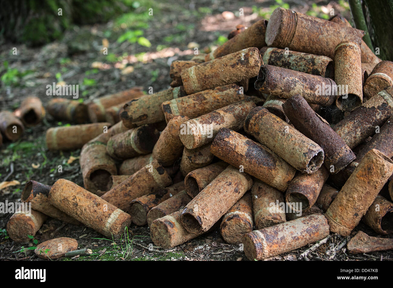 Haufen von rostigen ersten Weltkrieg eine Granate Artilleriegranaten, ausgegraben in WWI Schlachtfeld in West-Flandern, Belgien Stockfoto