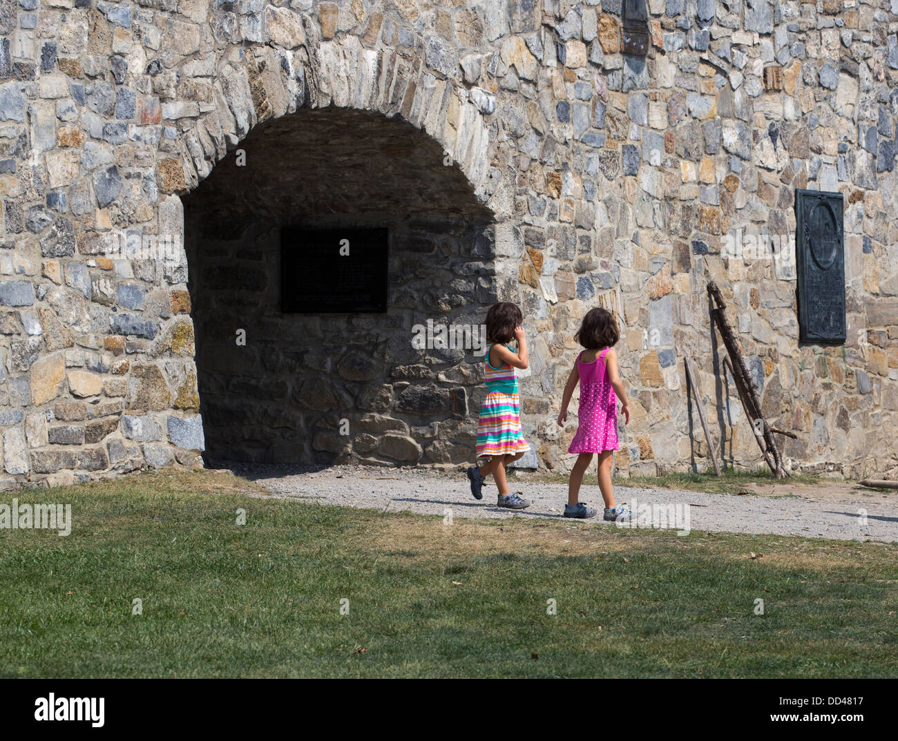 Zwei Kinder am Fort Ticonderoga Tor. Stockfoto