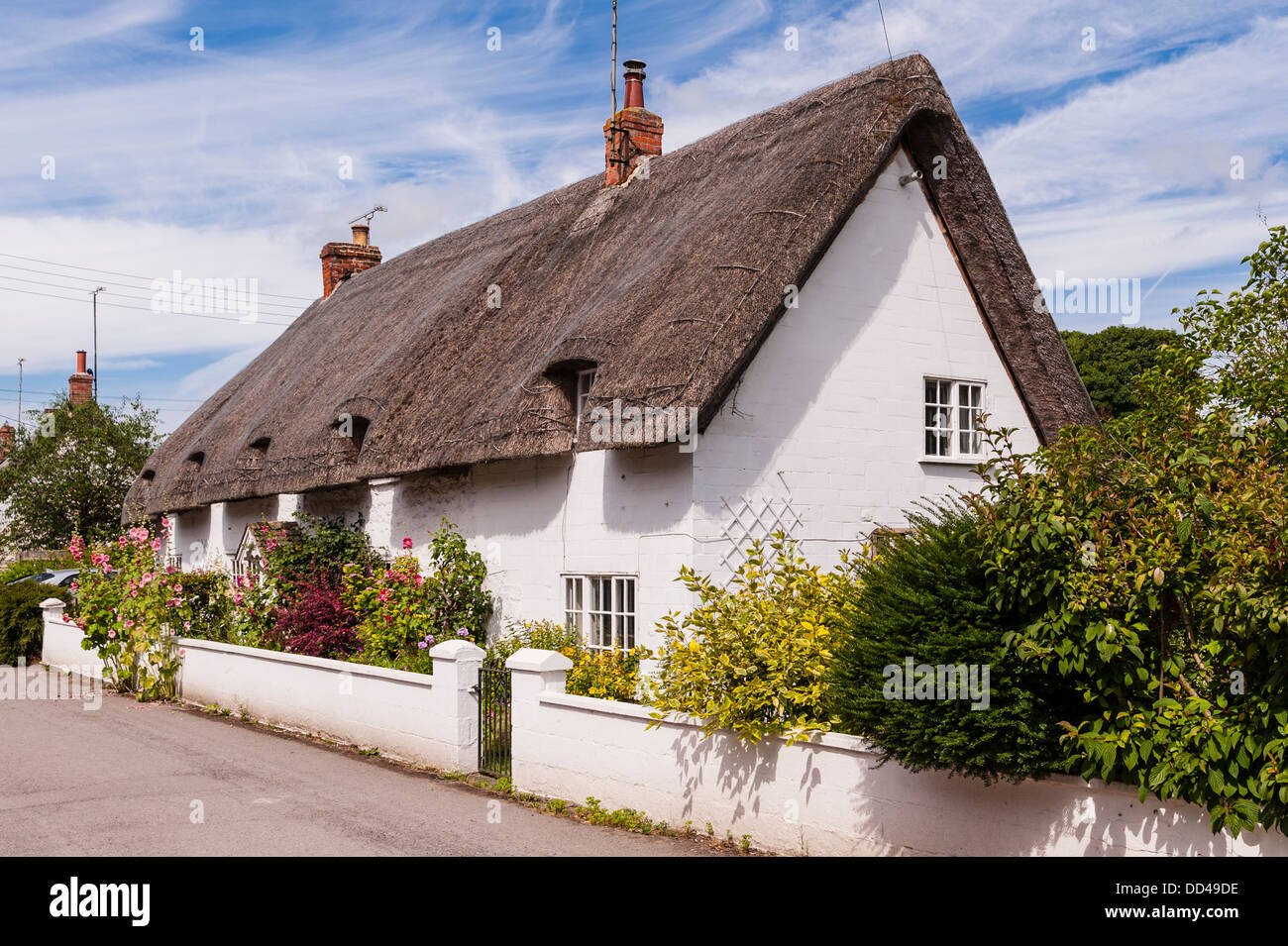 Ein Reetdachhaus in Avebury, Wiltshire, England, Großbritannien, Uk Stockfoto