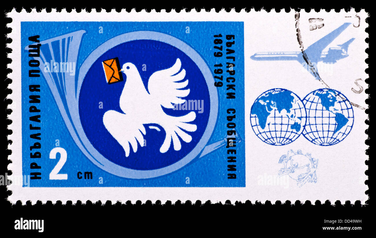 Briefmarke aus Bulgarien, die Darstellung einer Taube, Brief und ein Posthorn, ausgestellt für den hundertsten Jahrestag des Weltpostvereins Stockfoto