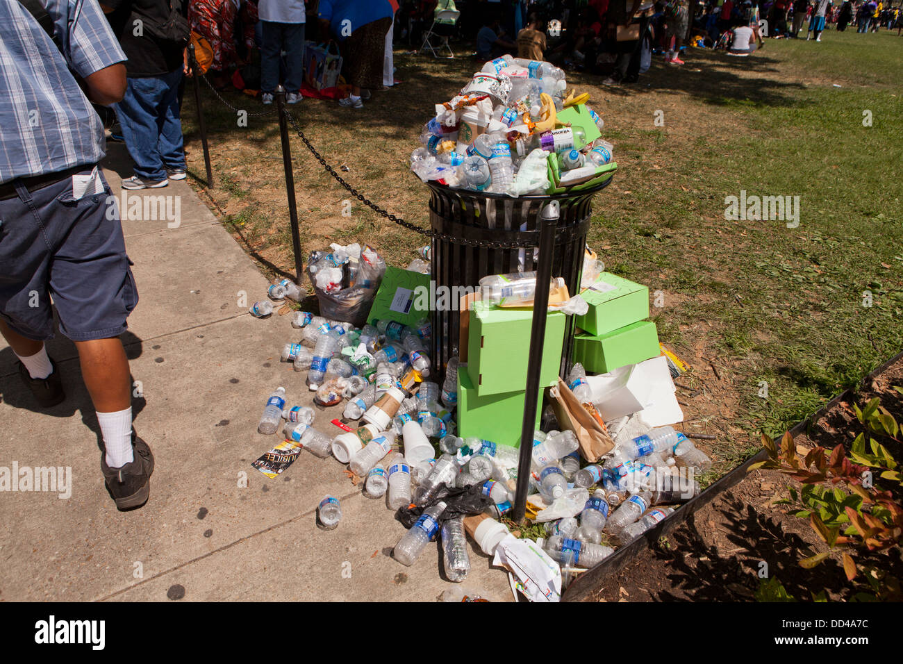 Wasserflaschen aus Kunststoff, die aus dem Abfallbehälter - USA, überlaufen sind Stockfoto