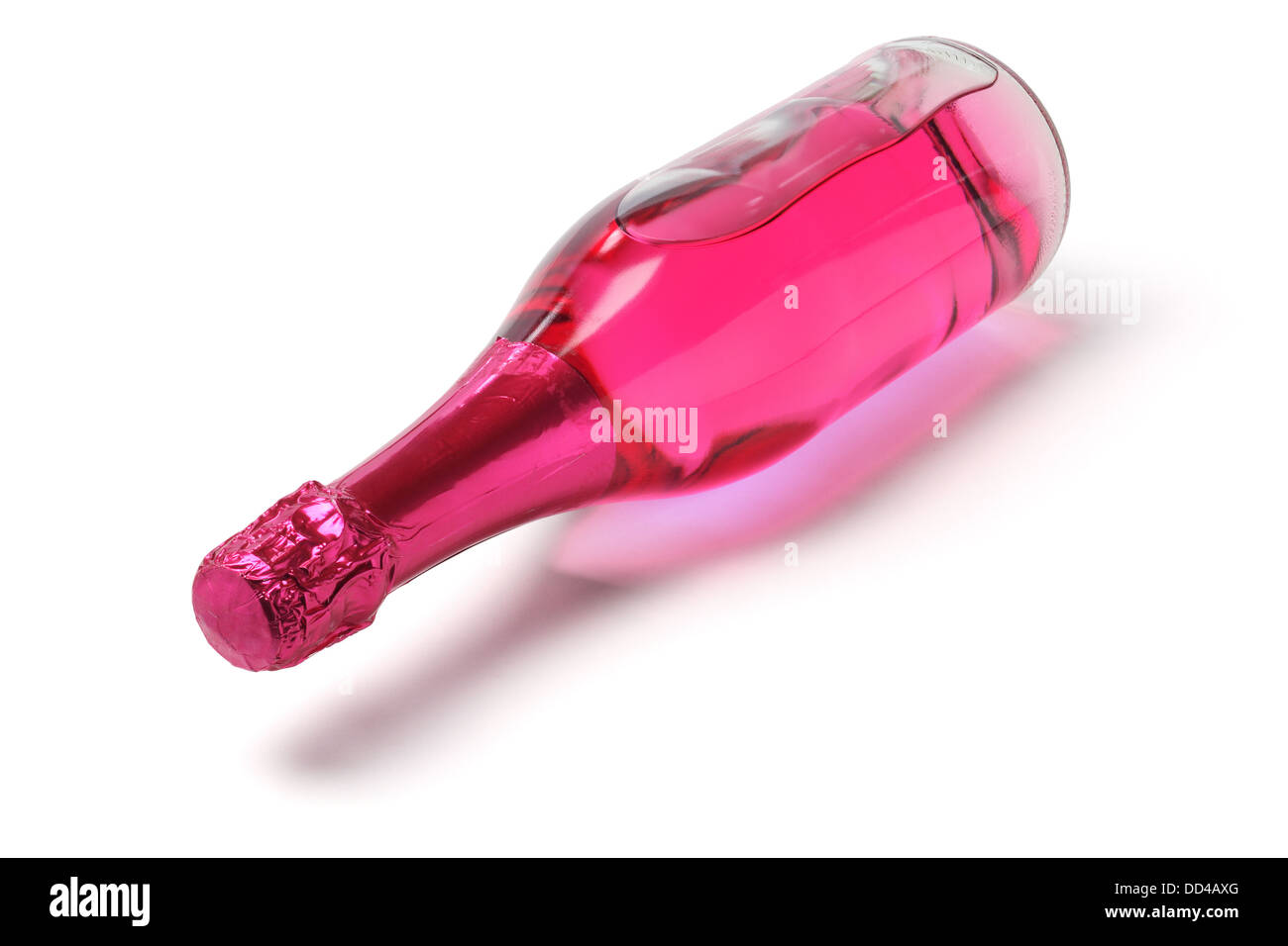 Glasflasche Rotwein kohlensäurehaltige Getränk liegen auf weißem Hintergrund Stockfoto