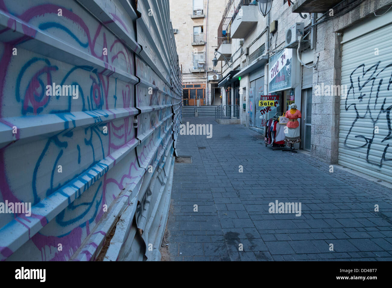Seitengasse mit Second-Hand-Shop und Grafitti in der Nähe von Jaffa-Straße. Zentrum von Jerusalem. Israel. Stockfoto
