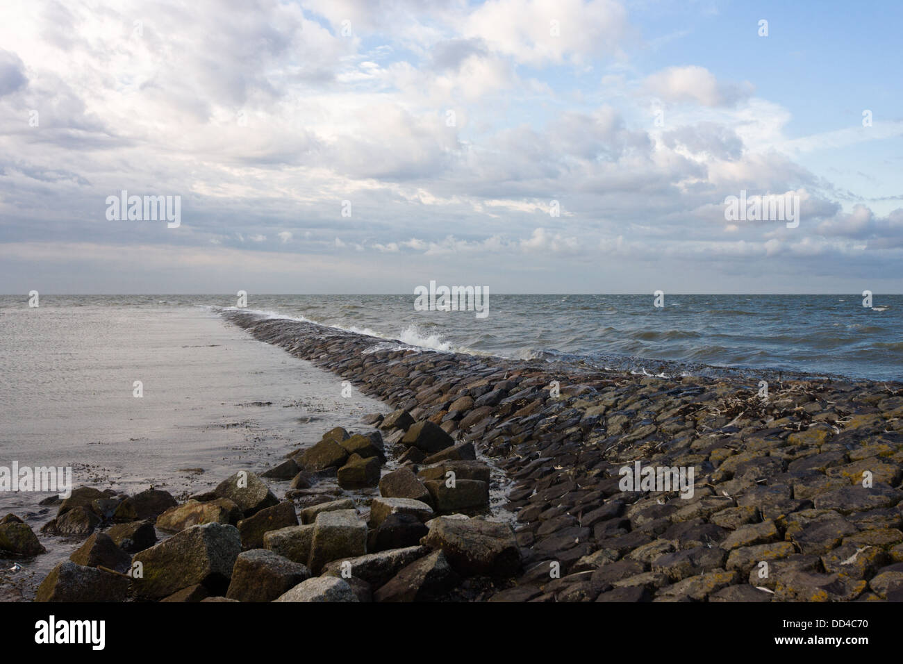 Wellen brechen auf einer Mole im Meer Stockfoto