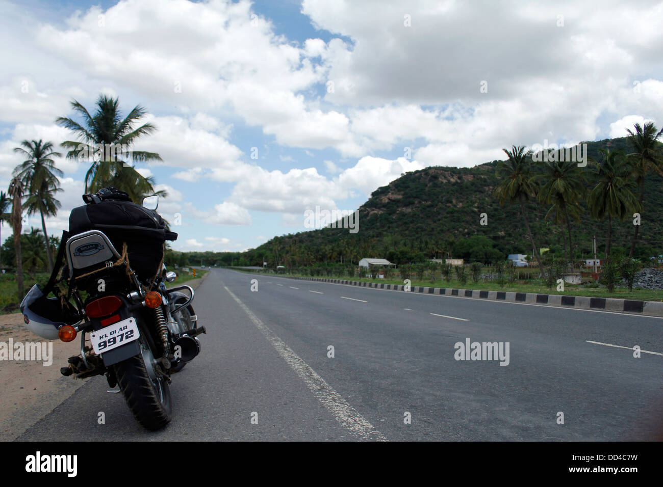 Cruiser-Fahrrad auf indische Autobahn Stockfoto