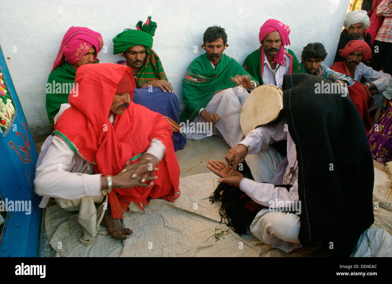 Versöhnende Ritual durchgeführt von einem traditionellen Heiler (der Mann unter der Decke) unter der Rabari Kaste (Indien) Stockfoto
