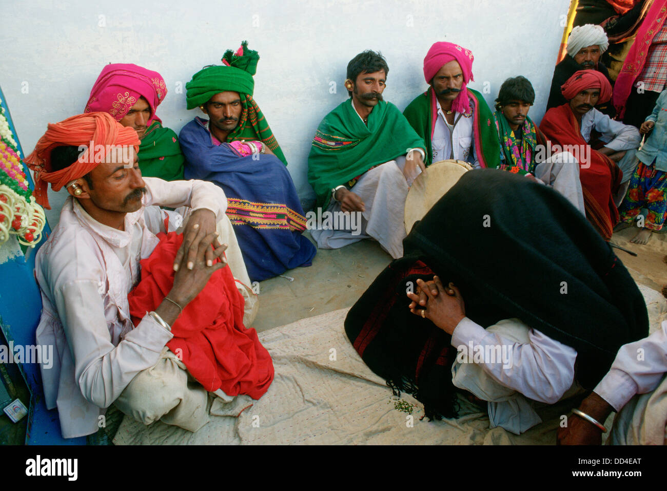 Versöhnende Ritual durchgeführt von einem traditionellen Heiler (der Mann unter der Decke) unter der Rabari Kaste (Indien) Stockfoto