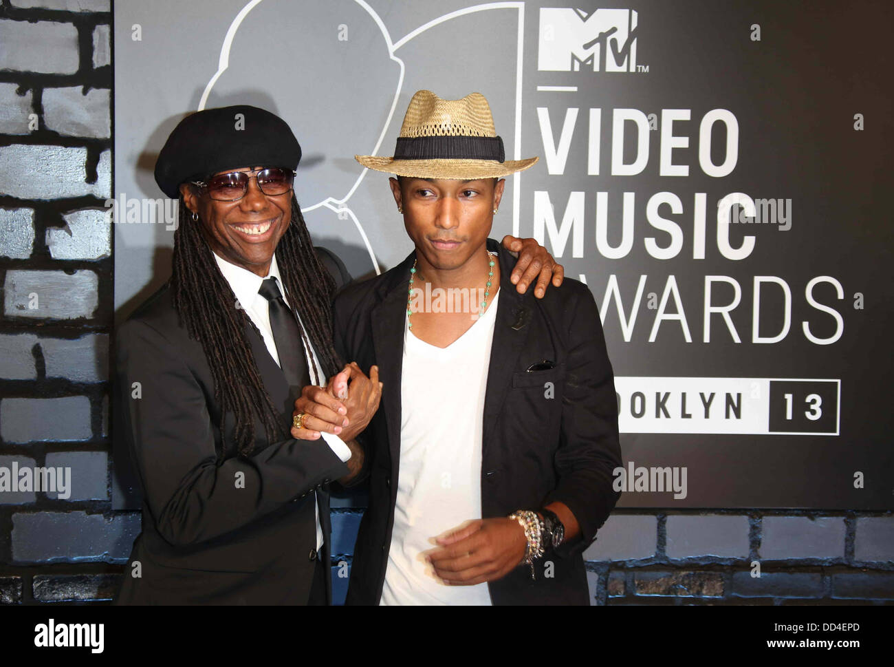 Brooklyn, New York, USA. 25. August 2013. US Musiker Nile Rodgers (L) und Pharrell Williams kommen auf dem roten Teppich für die MTV Video Music Awards im Barclays Center in Brooklyn, New York, USA, 25. August 2013. Foto: Hubert Boesl/Dpa/Alamy Live News Stockfoto