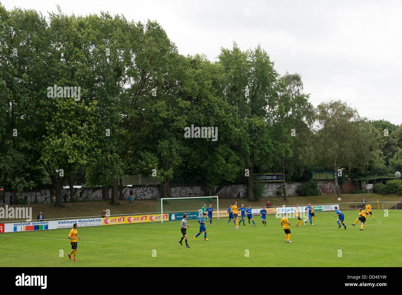 TuRU 1880 Düsseldorf (blaue Hemden) spielen gegen SV Ho-Nie Stockfoto