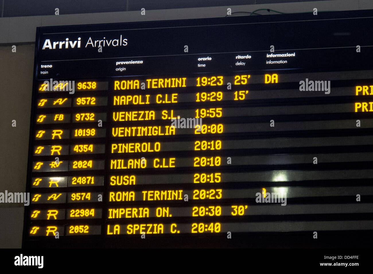 Anreise-Board am Bahnhof von Florenz. Stockfoto