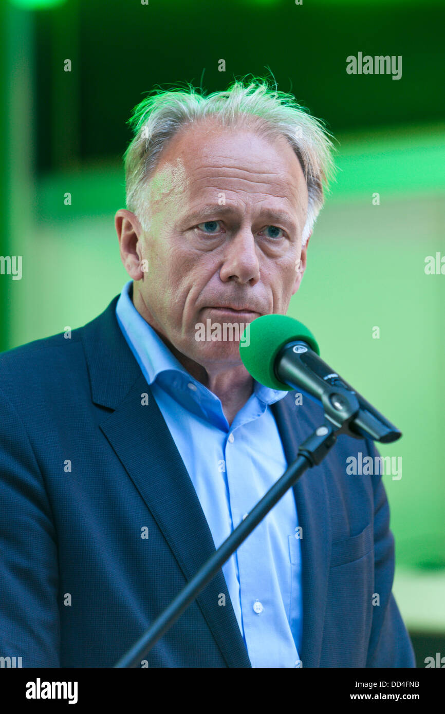 Lüneburg - Deutschland, 24. August 2013: Jürgen Trittin, erstklassige Kandidaten von Bündnis 90/Die Grünen und ehemalige Bundesminister für Umwelt, Naturschutz und Reaktorsicherheit anlässlich einer Partei vor den Wahlen. Stockfoto