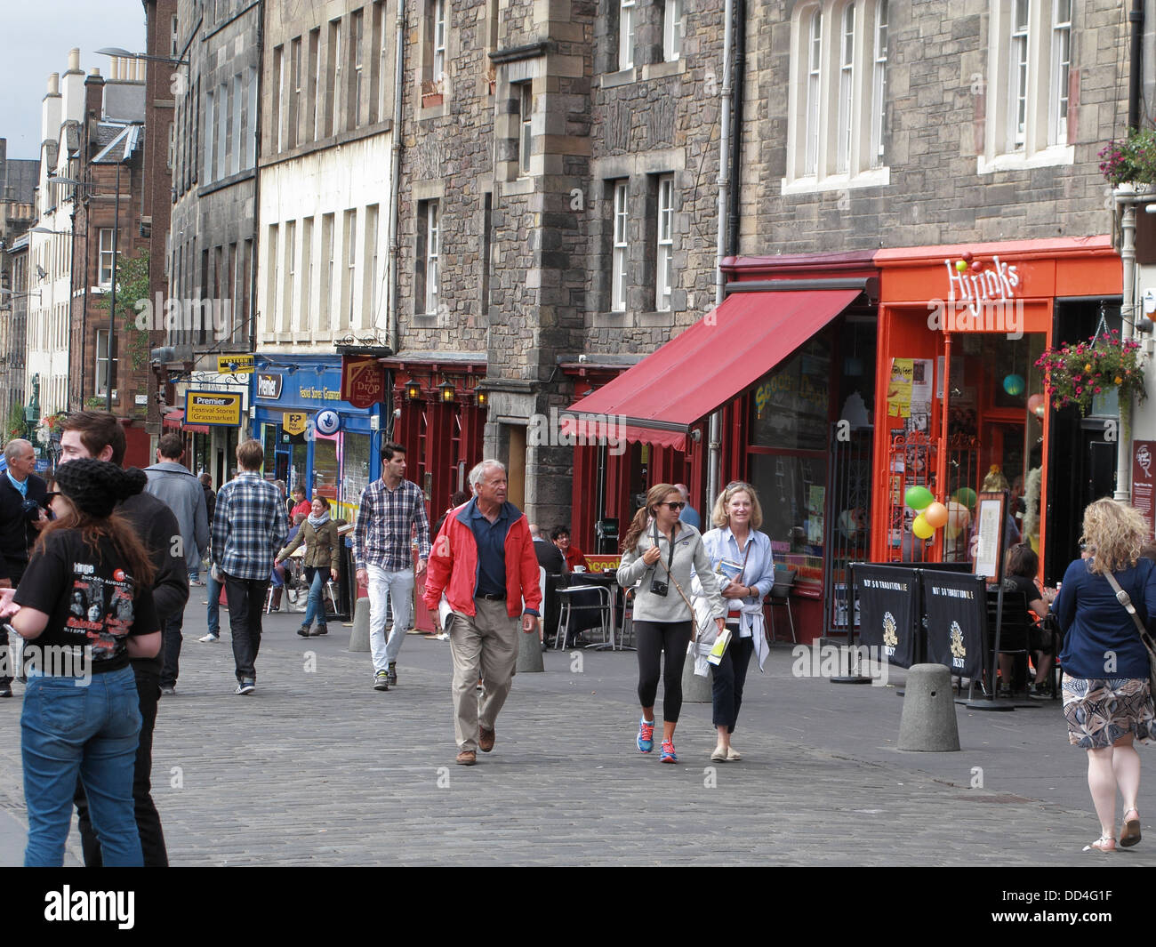 Fußgänger zu Fuß entlang Grassmarket, Edinburgh, Scotland, UK Stockfoto