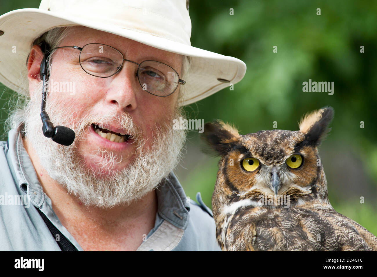 Ein Mann mit seinem Haustier Eule fotografiert an der Indiana State Fair Stockfoto