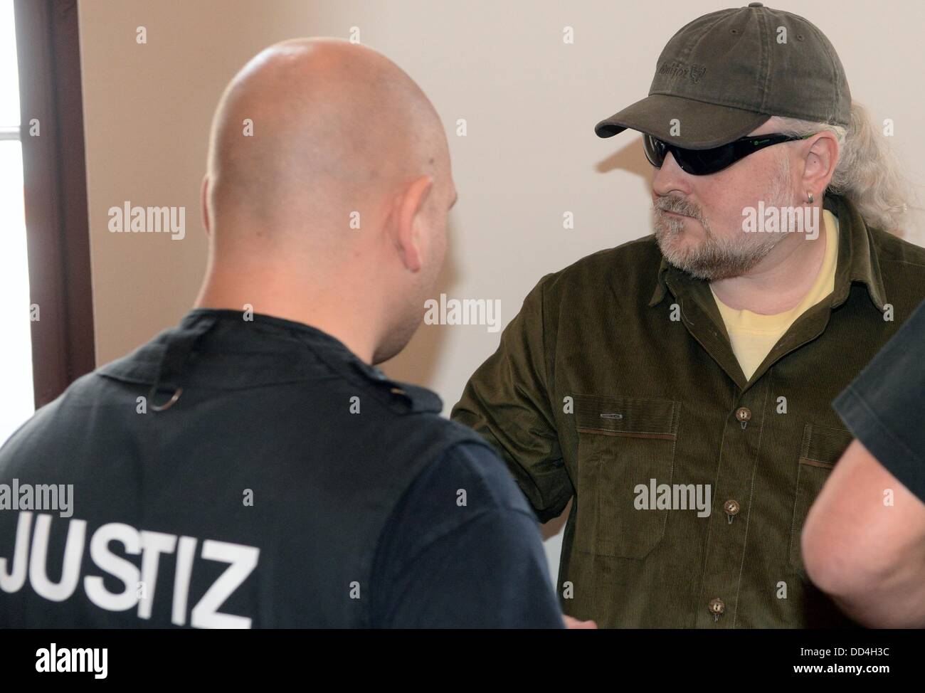 Halle, Deutschland, 26. August 2013. Gabor Torsten S. (R), eine doppelte Mörder, der bereits zur Höchststrafe verurteilt worden ist, erscheint beim Amtsgericht in Halle (Saale), Deutschland, 26. August 2013. Der 42-j hrige wieder vor Gericht zu stehen ist zu töten, einen Freund aus der Schweiz im Jahr 2007 Testversion. Foto: HENDRIK SCHMIDT/Dpa/Alamy Live News Stockfoto