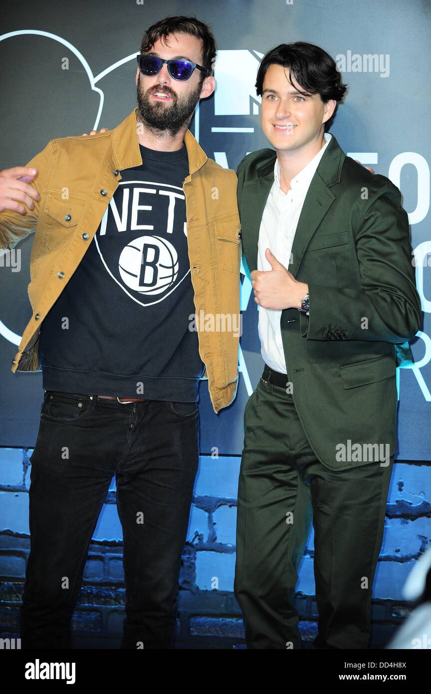 Brooklyn, NY. 25. August 2013. Ezra Koenig, Christopher Tomson im Ankunftsbereich für MTV Video Music Awards - 2013 VMAs - Teil2, Barclays Center, Brooklyn, NY 25. August 2013. Bildnachweis: Gregorio T. Binuya/Everett Collection/Alamy Live-Nachrichten Stockfoto