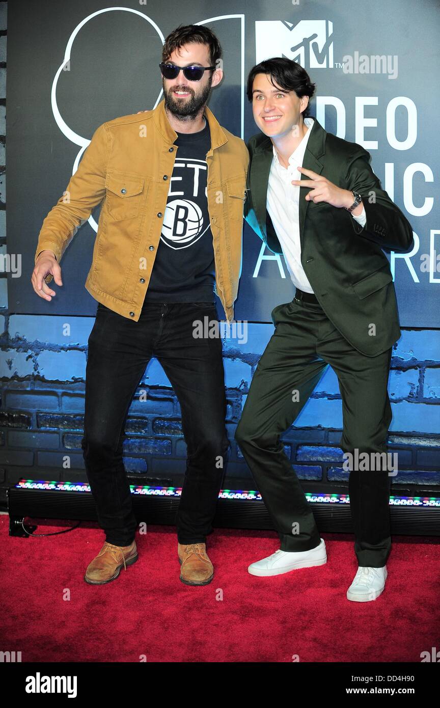 Brooklyn, NY. 25. August 2013. Ezra Koenig, Christopher Tomson im Ankunftsbereich für MTV Video Music Awards - 2013 VMAs - Teil2, Barclays Center, Brooklyn, NY 25. August 2013. Bildnachweis: Gregorio T. Binuya/Everett Collection/Alamy Live-Nachrichten Stockfoto
