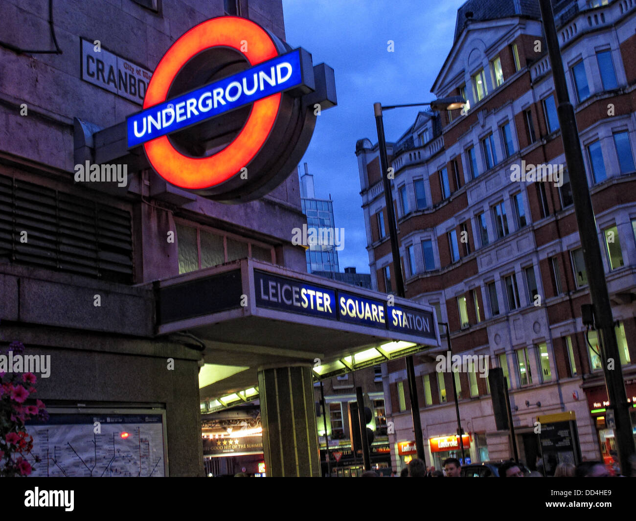Leicester Square London U-Bahnstation, South East England in der Dämmerung Stockfoto