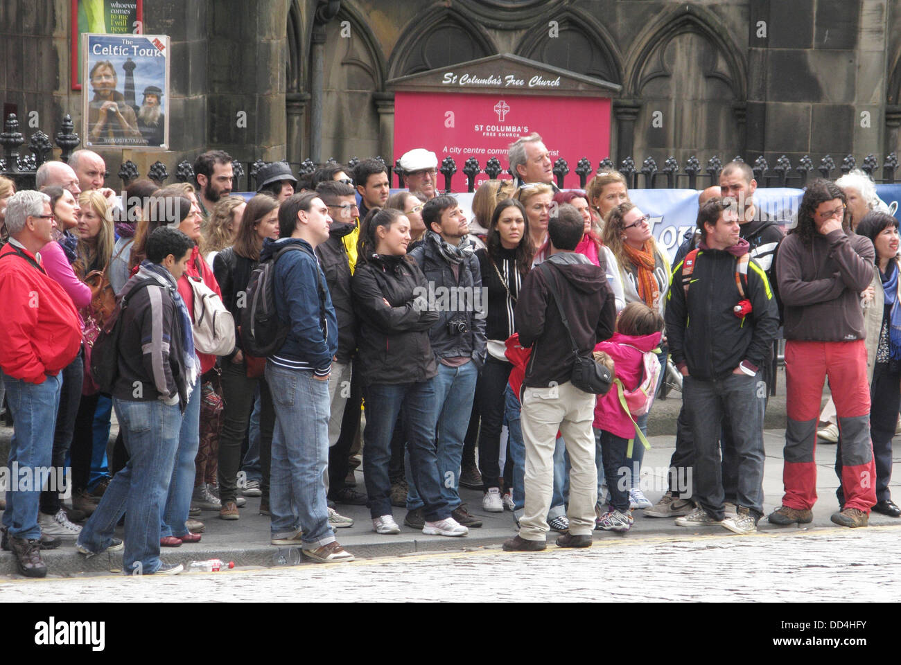 Reiseführer mit Touristen außerhalb St. Columba Freikirche, Johnston Terrasse, Scotland, UK Stockfoto
