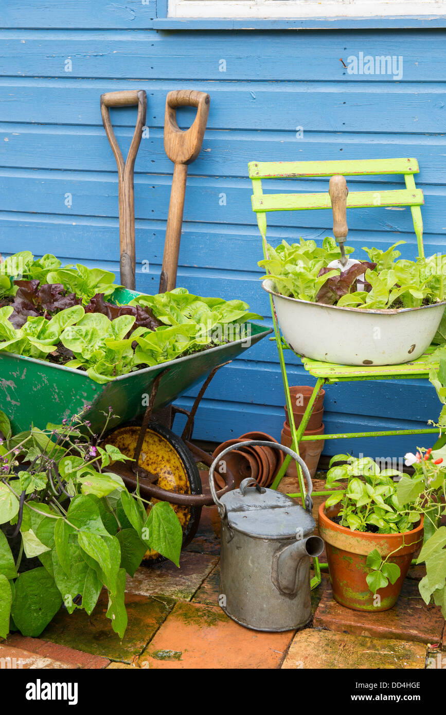 Kleine GartenEcke mit alten Schubkarre und alte emaillierte Schale