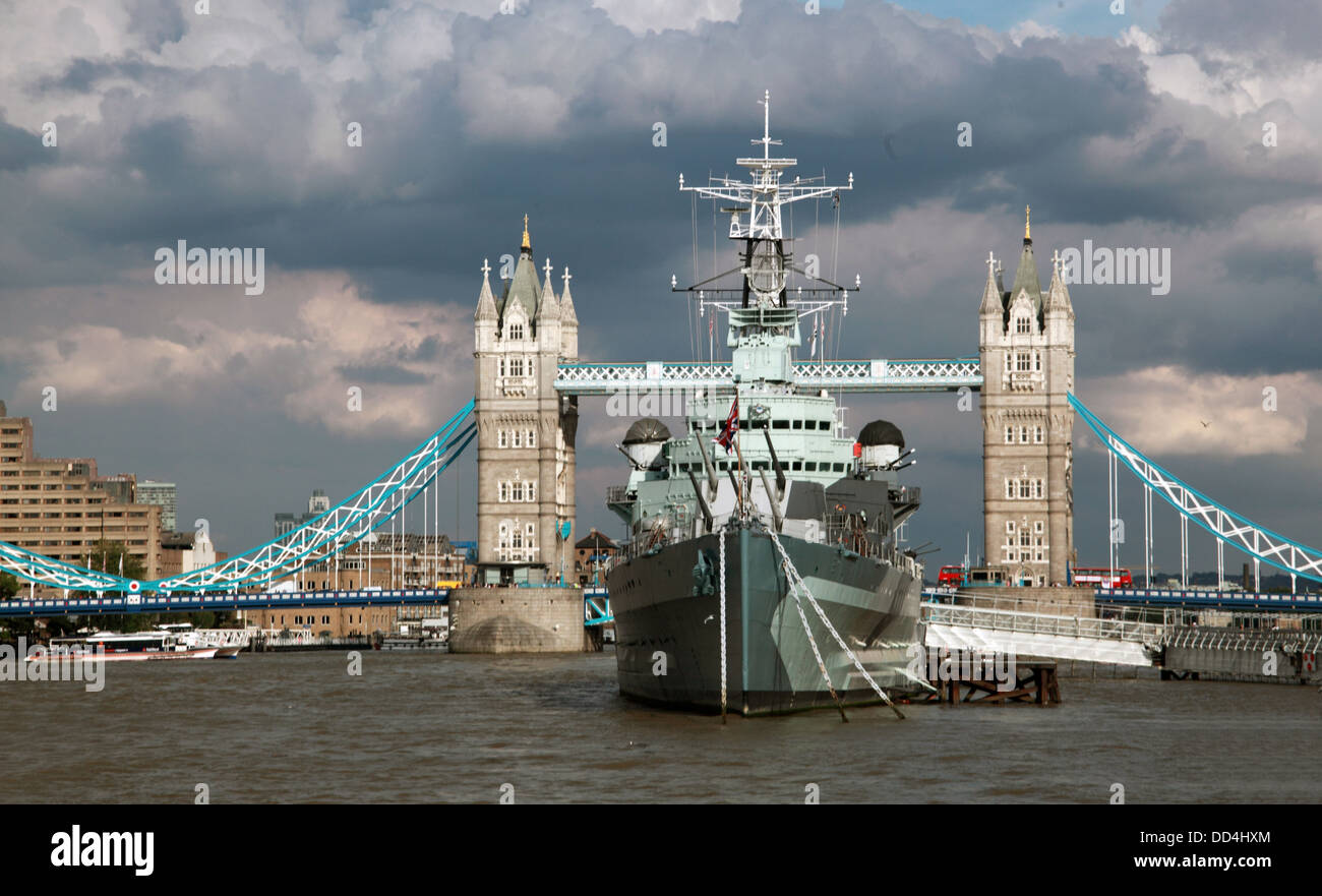 Tower Bridge-London mit HMS Belfast Schiff unter einem dramatischen Himmel Sommer 2013 Stockfoto
