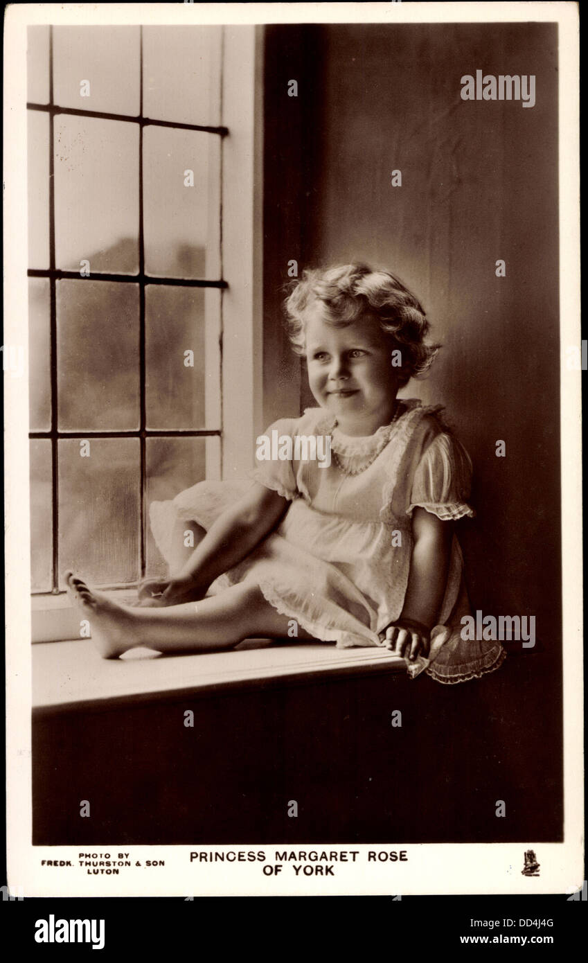 AK Princess Margaret Rose of York als Kind durch ein Fenster; Stockfoto