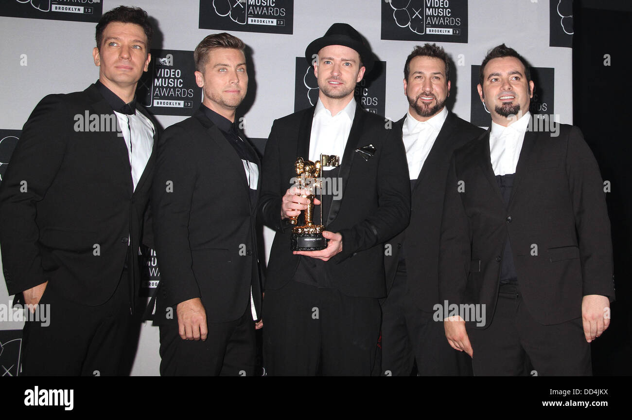 New York, New York, USA. 25. August 2013. 'N SYNC posieren für Fotos im Presseraum während "MTV 2013 Video Music Awards" im Barclays Center in Brooklyn, New York statt. Bildnachweis: Nancy Kaszerman/ZUMAPRESS.com/Alamy Live-Nachrichten Stockfoto