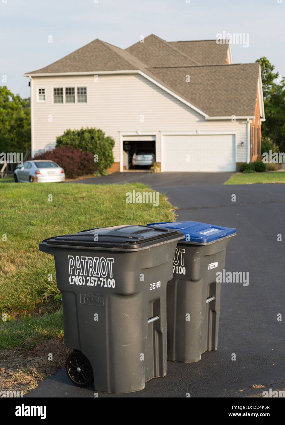 Typische US Mülleimer für Müllabfuhr außerhalb Einfamilienhaus in Vororten von Virginia, USA Stockfoto