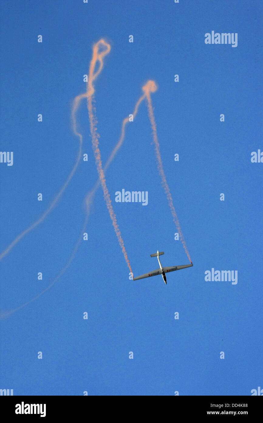 Wenig Gransden, Cambs, UK. 25. August 2013. Kunstflug-Segelflugzeug ist Nieren über den kleinen GRANSDEN Airshow Kredit: Motofoto/Alamy Live News Stockfoto