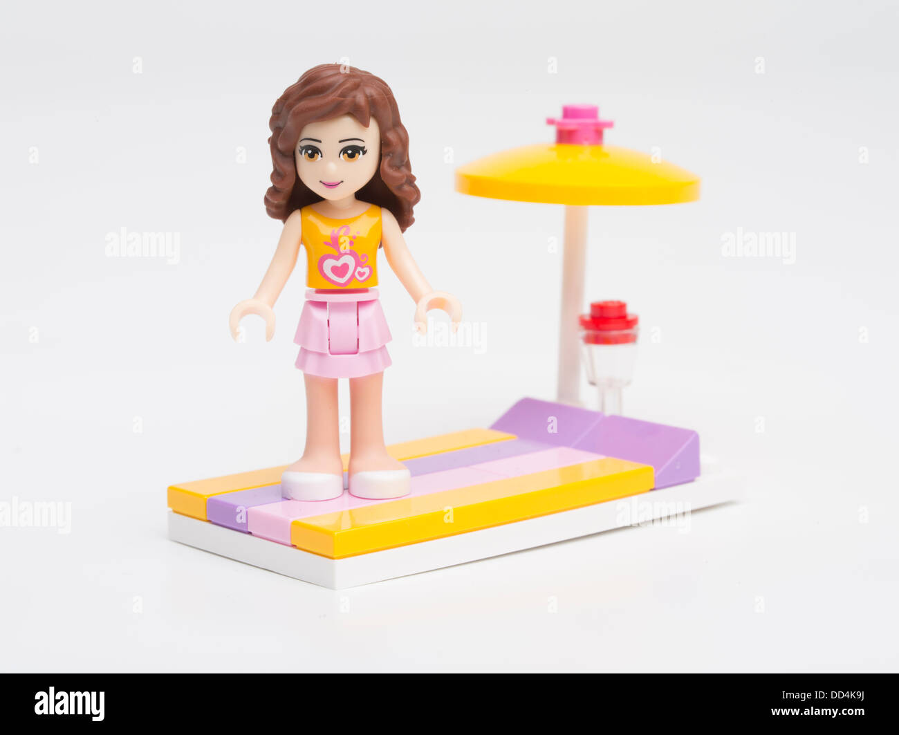 Olivia eine Lego Friends Mini-Puppe 2012 eingeführten Appell an Mädchen mit  Badetuch und Sonnenschirm Stockfotografie - Alamy