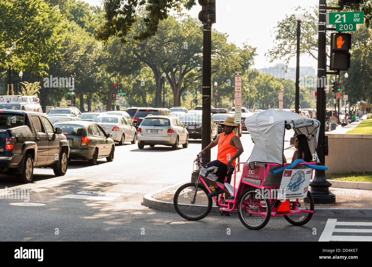 "Entdecken DC" Fahrradrikscha oder mit dem Fahrrad Rikscha drehen auf Verfassung Avenue, Washington DC, USA Stockfoto