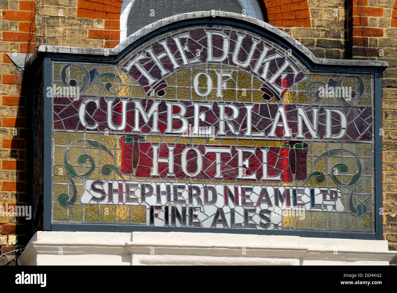 Whitstable, Kent, England, UK. Herzog von Cumberland Hotel - Glasmalerei an der Fassade Stockfoto