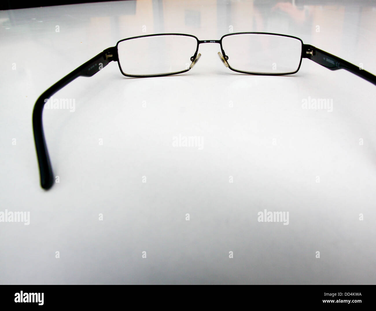 Herren Brille auf Tischplatte Stockfoto