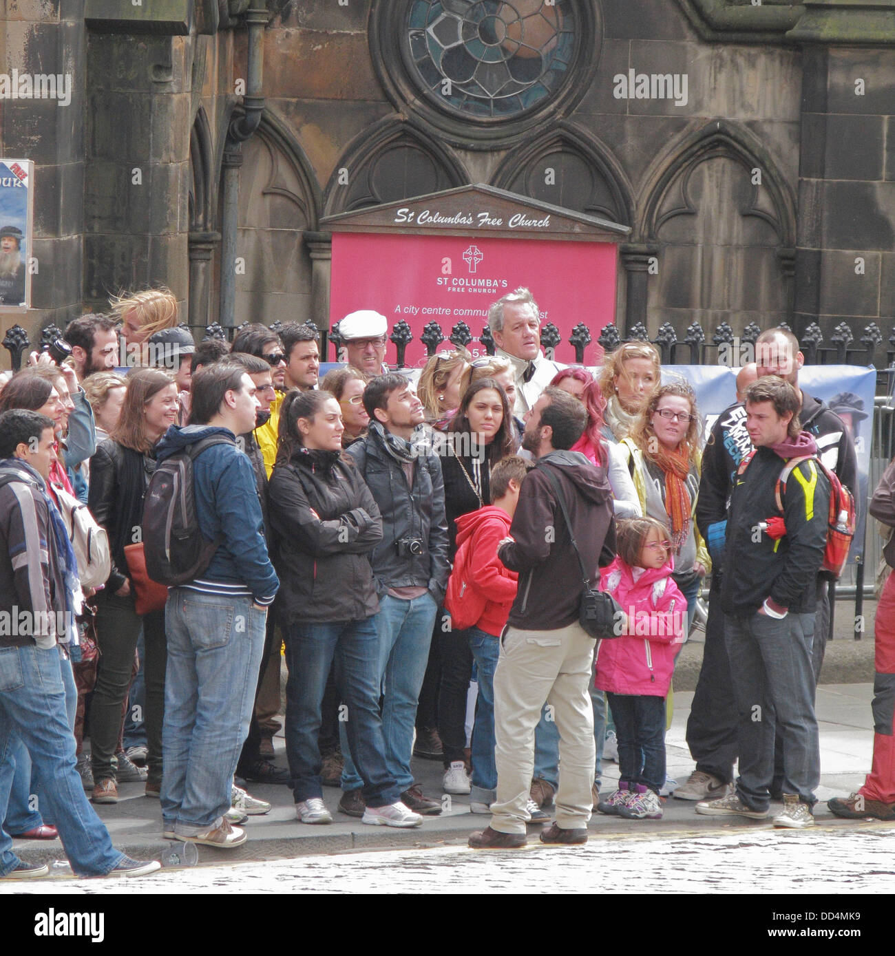 Reiseführer mit Touristen außerhalb St. Columba Freikirche, Johnston Terrasse, Scotland, UK Stockfoto