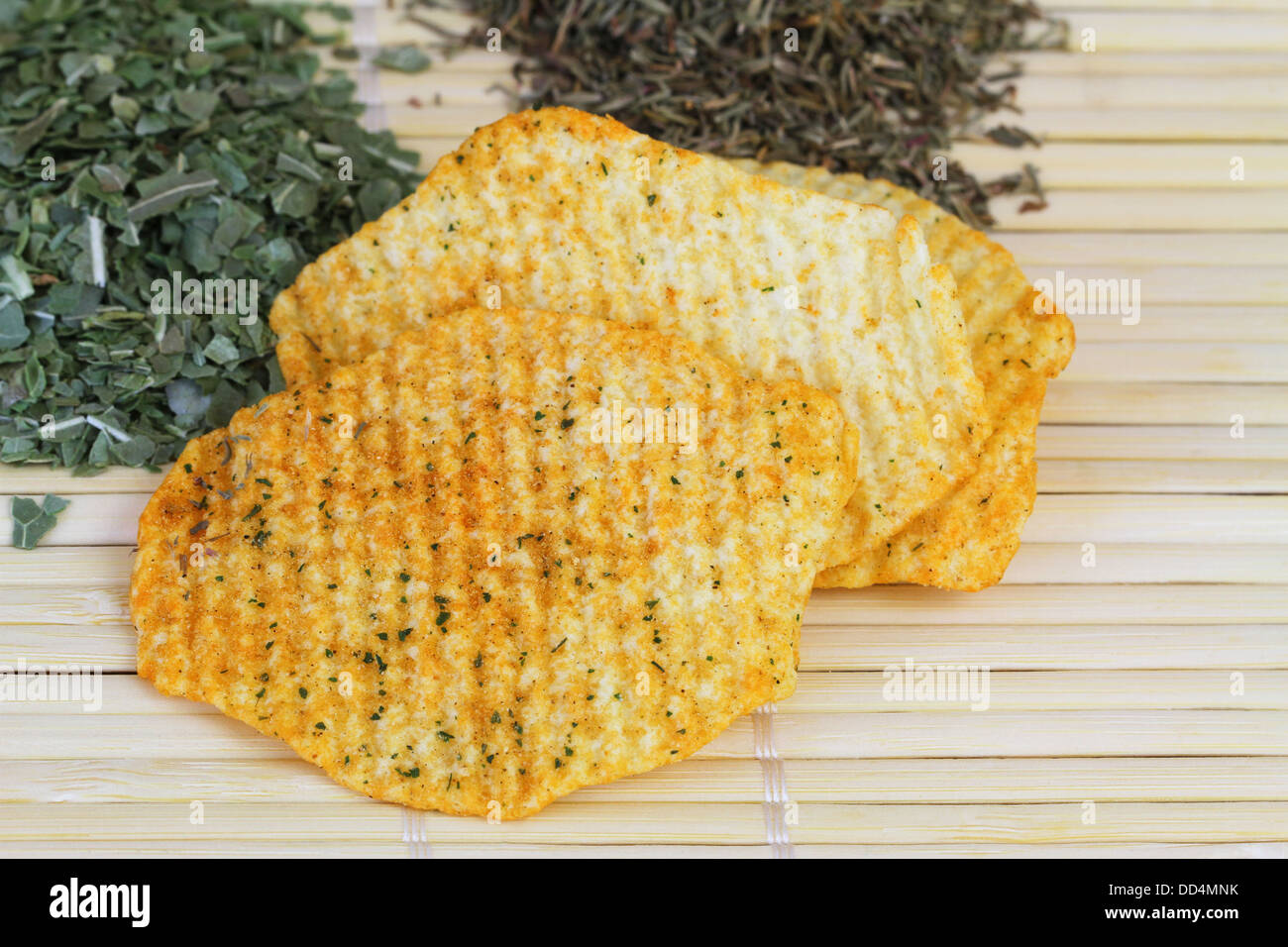 Gebackene Kartoffelchips mit mediterranen Kräutern Stockfoto